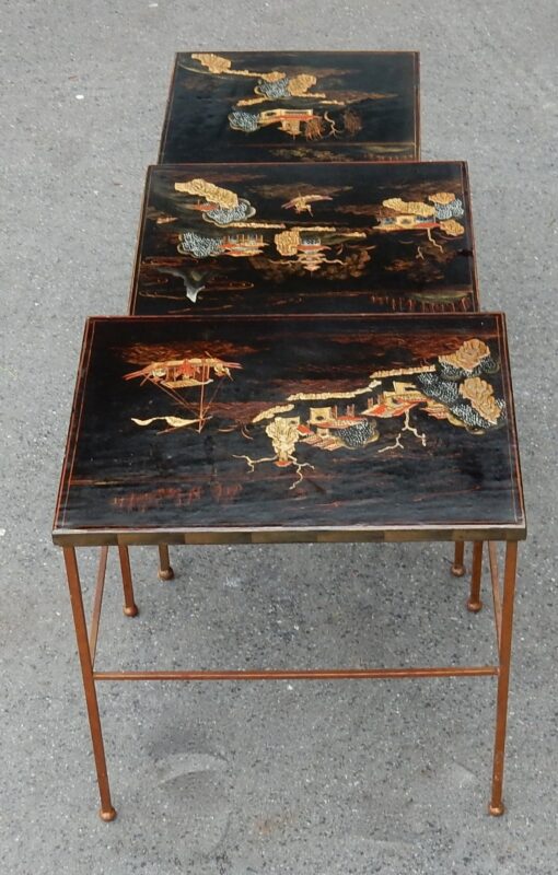 1950/70' Series of 3 Gigognes Tables in the Style of Maison Bagués in Gilted Iron With  Top China Black Laq With Landscape and Pagodas and Person - Image 4
