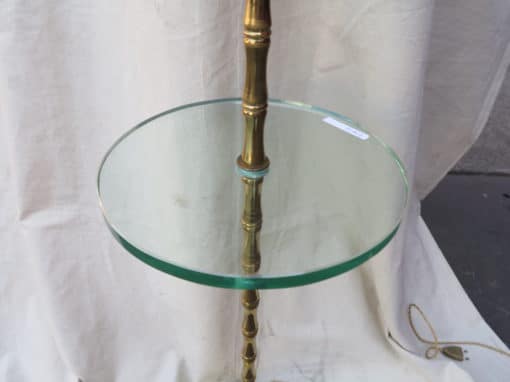 1970' Lampadaire avec Tablette en Laiton Style Maison Malaber – Image 3