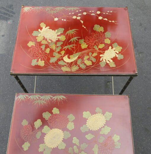 1970' Série de 3 Tables Gigognes Style Maison Jansen Déco Bambou en Bronze Doré Plateaux avec Laque de Chine Rouge Décor de Paysage avec Oiseau – Image 5
