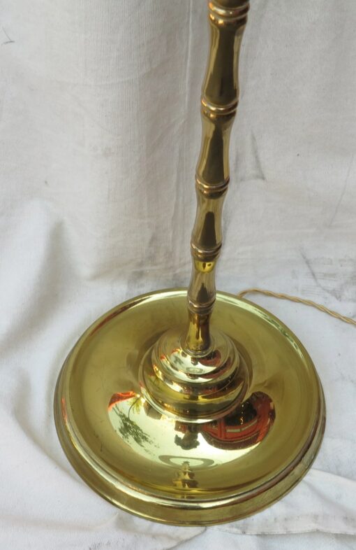 1970' Lampadaire avec Tablette en Laiton Style Maison Malaber – Image 2