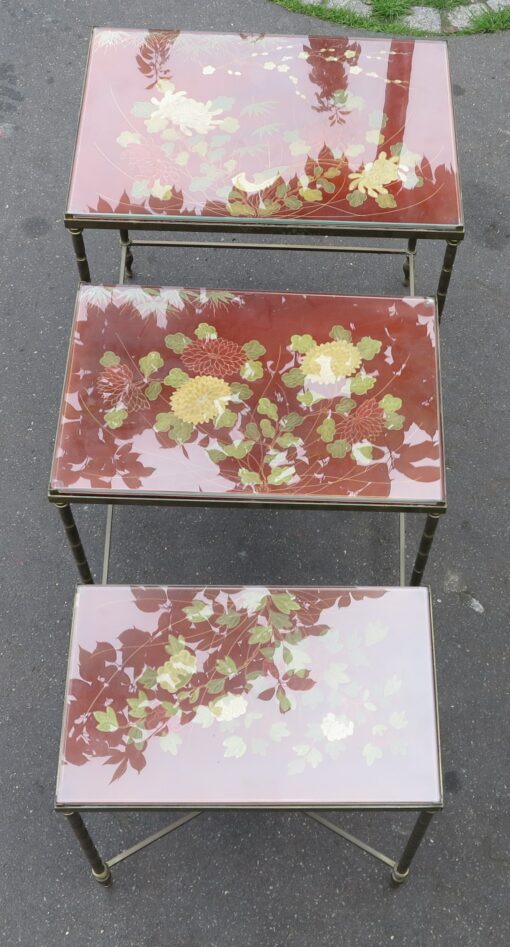 1970' Série de 3 Tables Gigognes Style Maison Jansen Déco Bambou en Bronze Doré Plateaux avec Laque de Chine Rouge Décor de Paysage avec Oiseau – Image 2