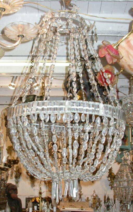 Chandelier festive basket