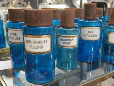 Lot de pots de pharmacopée en verre bleu et etiquette en porcelaine
