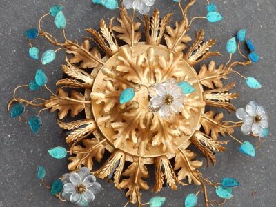 1970' Plafonnier ou Applique à Décor de Fleurs et Feuilles en Métal Doré Style Maison Baguès Feuilles en Verre Coloré Bleu