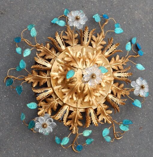 1970' Plafonnier ou Applique à Décor de Fleurs et Feuilles en Métal Doré Style Maison Baguès Feuilles en Verre Coloré Bleu