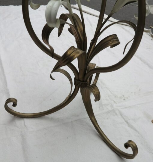 Pedestal table with lily flowers - Image 3
