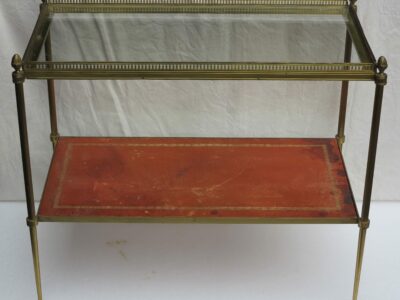 1970' Étagère en Bronze avec Galerie Maison Baguès et 2 Plateaux Vitre et Gainés de Cuir Beige