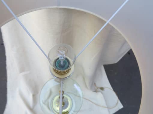 1970' Lampadaire avec Tablette en Laiton Style Maison Malaber – Image 5