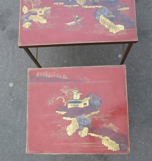 1950/70 'Series of 3 Ramsay House Style Nesting Tables in Gilded Iron Trays Red Chinese Lacquer Landscape Decor With Figures and Pagodas - Image 6
