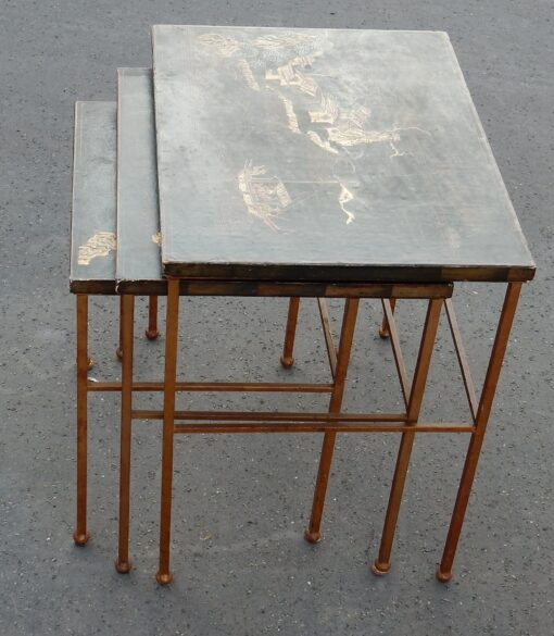 1950/70' Series of 3 Gigognes Tables in the Style of Maison Bagués in Gilted Iron With  Top China Black Laq With Landscape and Pagodas and Person - Image 5