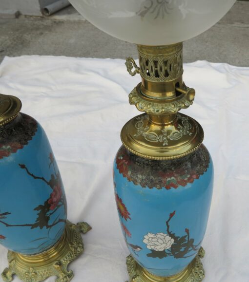 1890' Paire de Lampes Cloisonnées Japon aux Oiseaux et Arbres en Fleur – Image 7