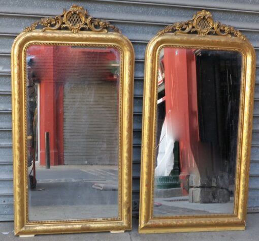 Paire de miroirs Louis Philippe dorés feuilles d or avec fronton coquille