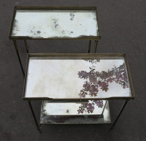 1970' Paire de Bouts de Canapé Rectangulaires Maison Baguès Plateaux Miroirs Oxydés Argentés avec Galeries Ajourées 51 X 26 cm