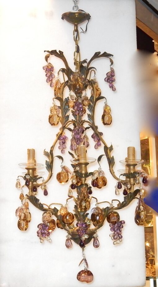 1970' Lustre Cage en Laiton Doré Style Maison Baguès Feuilles et Fruits en Verre Colorés – Image 8