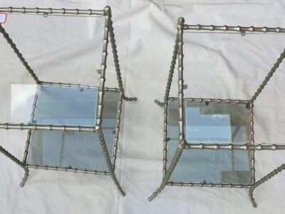 1970' Paire de sellettes modéle bambou  Maison Bagués argentés ou nickelés plateaux fumés et clairs, 35 X 35 cm