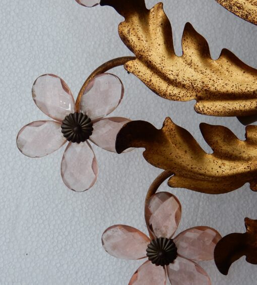 1970' Plafonnier ou Applique à Décor de Fleurs et Feuilles en Métal Doré Style Maison Baguès Feuilles en Verre Coloré Rose – Image 3