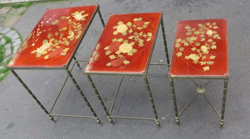 1970' Série de 3 Tables Gigognes Style Maison Jansen Déco Bambou en Bronze Doré Plateaux avec Laque de Chine Rouge Décor de Paysage avec Oiseau – Image 8