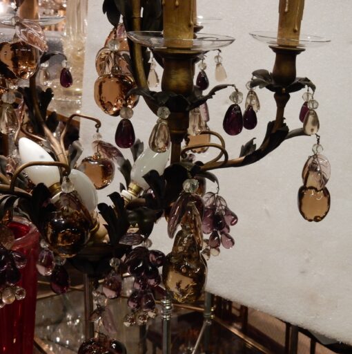 1970' Lustre Cage en Laiton Doré Style Maison Baguès Feuilles et Fruits en Verre Colorés – Image 4
