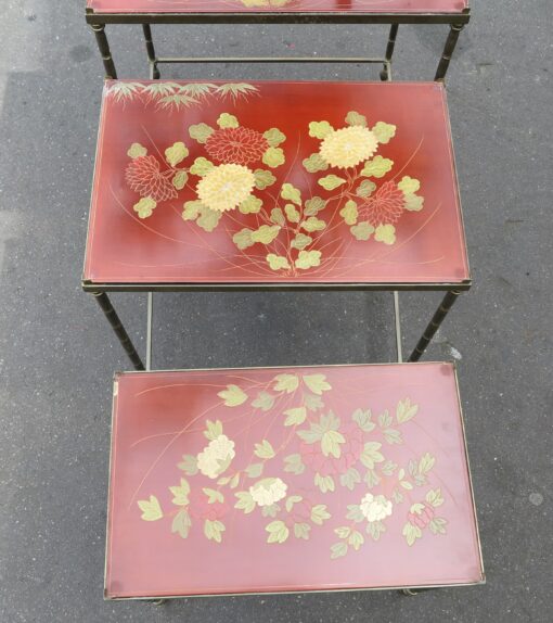 1970' Série de 3 Tables Gigognes Style Maison Jansen Déco Bambou en Bronze Doré Plateaux avec Laque de Chine Rouge Décor de Paysage avec Oiseau – Image 4