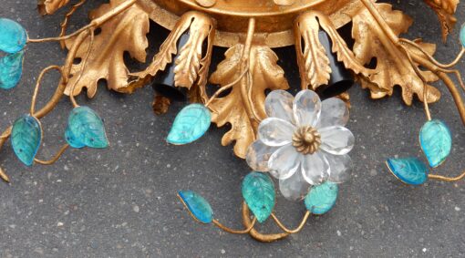 1970' Plafonnier ou Applique à Décor de Fleurs et Feuilles en Métal Doré Style Maison Baguès Feuilles en Verre Coloré Bleu – Image 3