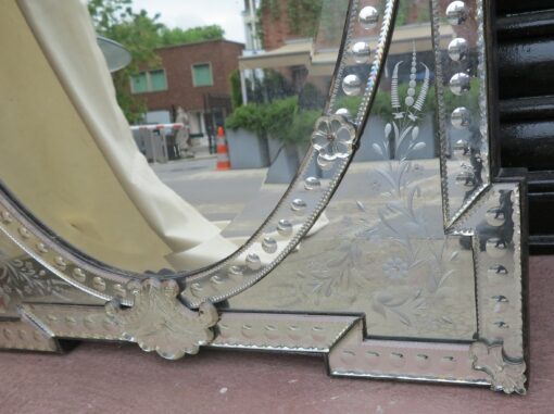 Miroir venitien a cartouches,ovale biseauté et fronton a barette – Image 7