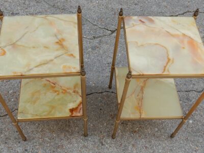 1950/70' Paire de Bouts de Canapés en Laiton Doré Avec Flammes Olympiques Plateaux Onyx Maison Baguès 34 X 34 cm