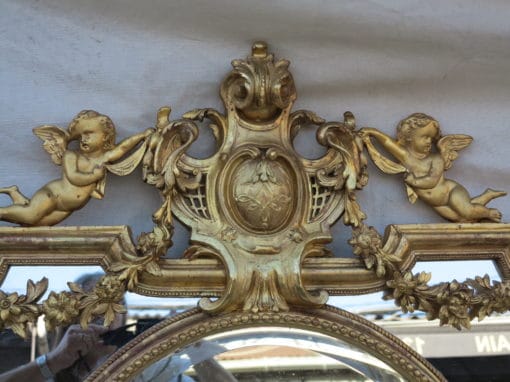 1880' Miroir Napoléon III à Pare-closes et Médaillon Central Ovale Biseauté, aux Anges, Bois et Stuc Doré feuilles D'Or – Image 4