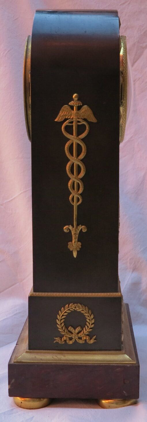 1795' Pendule Époque Directoire en Bronze Double Patine à l'Ouroboros – Image 4