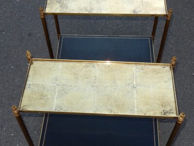 1950/70' Paire De Bouts De Canapé Rectangulaires Maison Bagués Laiton et Bronze Plateaux Feuilles d or Fixées Sous Verre  et Avec Flammes Olympiques 64 X 29 cm
