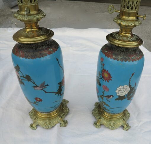 1890' Paire de Lampes Cloisonnées Japon aux Oiseaux et Arbres en Fleur – Image 2