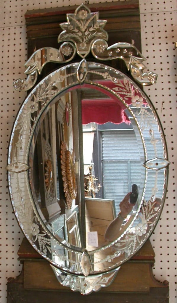 Miroir vénitien ancien avec fleurs gravées et bords à facettes Cadre en bois | €450