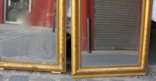 Paire de miroirs Louis Philippe dorés feuilles d or avec fronton coquille – Image 4