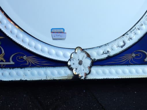 1880/1900' Miroir Venise Rectangulaire à Fronton Avec Cadre en Verre Bleu Orné de Fleurs Emaillées – Image 8