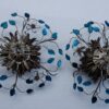 1970' Paire de 2 Plafonniers ou Appliques à Décor de Fleurs et Feuilles en Métal Argenté Style Maison Baguès Feuilles en Verre de Couleur Bleue – Image 3