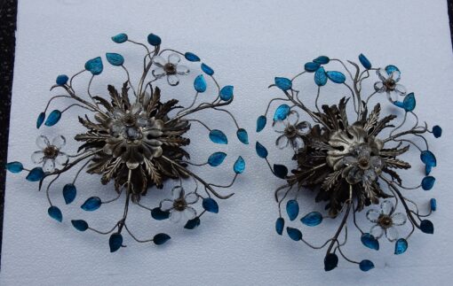 1970' Paire de 2 Plafonniers ou Appliques à Décor de Fleurs et Feuilles en Métal Argenté Style Maison Baguès Feuilles en Verre de Couleur Bleue – Image 3