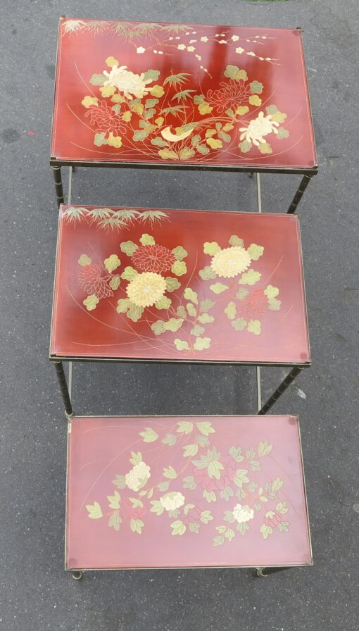 1970' Série de 3 Tables Gigognes Style Maison Jansen Déco Bambou en Bronze Doré Plateaux avec Laque de Chine Rouge Décor de Paysage avec Oiseau