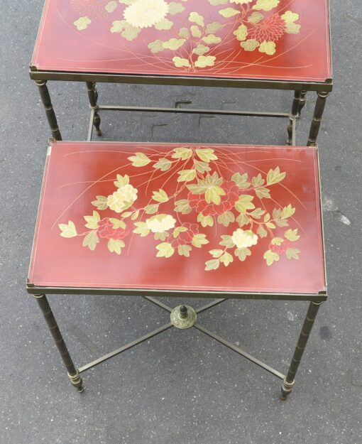 1970' Série de 3 Tables Gigognes Style Maison Jansen Déco Bambou en Bronze Doré Plateaux avec Laque de Chine Rouge Décor de Paysage avec Oiseau – Image 3