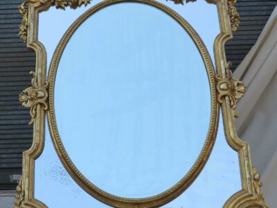 1880' Miroir Napoléon III à Pare-closes et Médaillon Central Ovale Biseauté, aux Anges, Bois et Stuc Doré feuilles D'Or