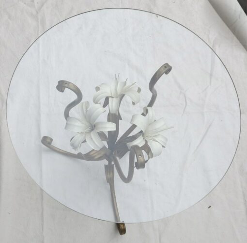 Pedestal table with lily flowers - Image 2