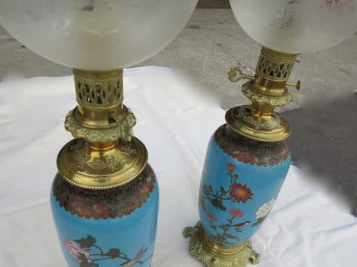 1890' Paire de Lampes Cloisonnées Japon aux Oiseaux et Arbres en Fleur – Image 8
