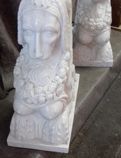 1950' Paire de Sphinges En Marbre Blanc Statuaire – Image 3