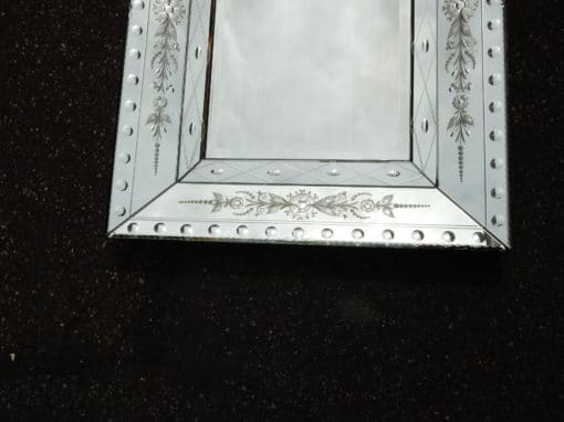 1950' Miroir venise pareclose avec centre en cuvette 69 x 90 cm – Image 2