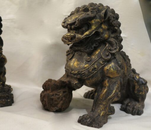 Paire de Chiens Fu ou Lion Chinois   en fonte dorée a l or – Image 2