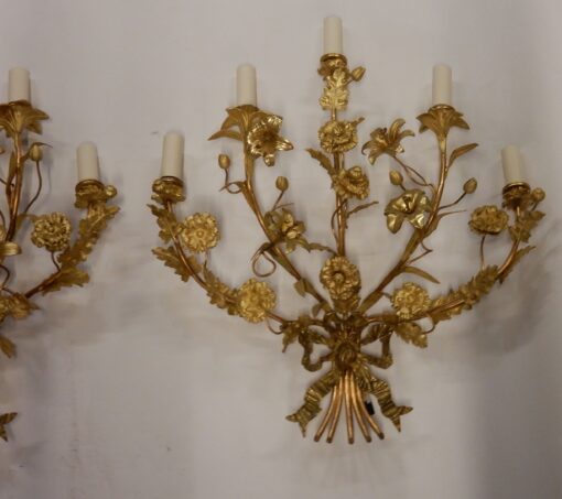 1880' Paire d'Appliques en Bronze Doré à Décor Floral 5 Bras de Lumière – Image 4