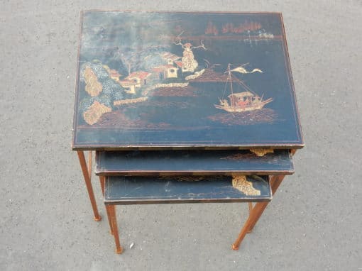 1950/70' Series of 3 Gigognes Tables in the Style of Maison Bagués in Gilted Iron With  Top China Black Laq With Landscape and Pagodas and Person - Image 7