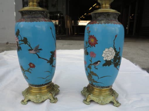 1890' Paire de Lampes Cloisonnées Japon aux Oiseaux et Arbres en Fleur – Image 3