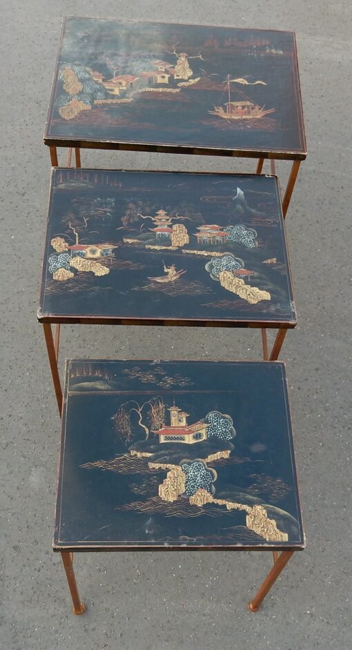 1950/70' Series of 3 Gigognes Tables in the Style of Maison Bagués in Gilted Iron With  Top China Black Laq With Landscape and Pagodas and Person - Image 2