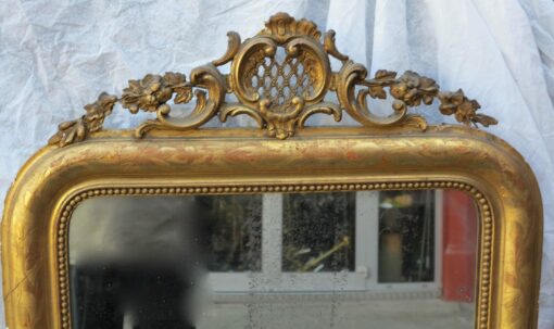 Paire de miroirs Louis Philippe dorés feuilles d or avec fronton coquille – Image 2