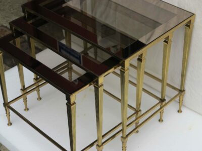 1950/70' Série de 3 Tables Gigognes Montants Coniques Bronze Doré Plateaux Verre Fumé