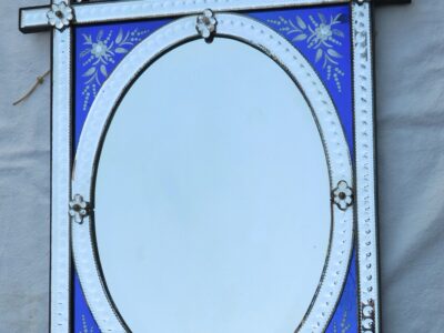 Miroir rectangulaire venitien Napoléon 3 sur cartouches verre bleu cernant un ovale biseauté
